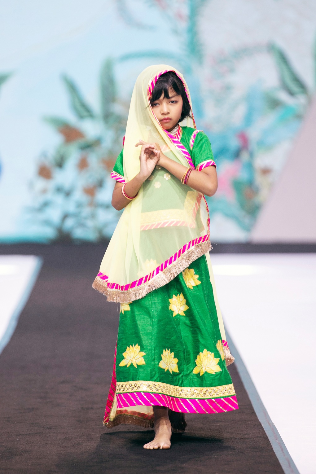 Thanh Hằng bị sốt vẫn catwalk thần thái, Lan Khuê đọ sắc với hoa hậu xứ Hàn - 10 Thanh Hằng bị sốt vẫn catwalk thần thái, Lan Khuê đọ sắc với hoa hậu xứ Hàn - 10