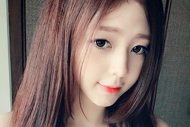 Thiếu nữ xinh đẹp cover hit "Khuôn mặt đáng thương" gây sốt