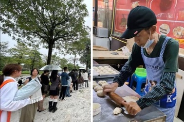Sinh viên xếp hàng dài hơn 100m trước tiệm bánh, lý do gây xúc động