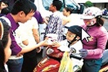 Một triệu món quà E’mos gửi tặng các gia đình Việt