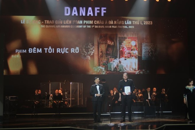Diễn viên Huỳnh Kiến An và đạo diễn Aaron Toronto của phim ''Đêm tối rực rỡ.''