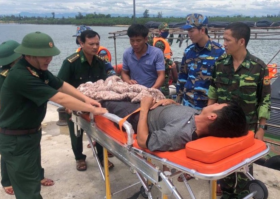Biên phòng cứu hộ kịp thời thuyền viên bị viêm ruột thừa trên biển - 1 Biên phòng cứu hộ kịp thời thuyền viên bị viêm ruột thừa trên biển - 1