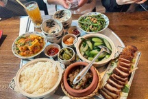 Mâm cơm Việt 1,3 triệu với canh cua, cà pháo vực dậy một nhà hàng ở Đức