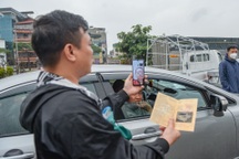 Tài xế vừa xếp hàng đợi đăng kiểm vừa bị vợ liên tục gọi điện kiểm tra