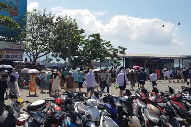 Du khách tham quan Nha Trang vào đầu tháng 4/2019