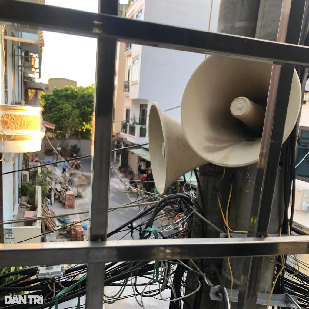 Bi hài loa phường: Mở nhạc vui giữa đám ma, bị phá dây cho tắt tiếng - 1 Bi hài loa phường: Mở nhạc vui giữa đám ma, bị phá dây cho tắt tiếng - 1