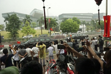 Người Hà Nội đội mưa chờ gặp Tổng thống Mỹ Obama