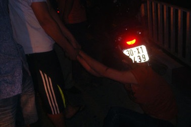 Cứu thoát một phụ nữ định nhảy cầu Chương Dương