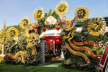 Choáng ngợp trước cổng cưới rồng phượng khổng lồ ở Vĩnh Long