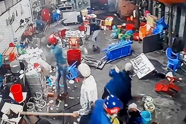 Nhóm thanh niên chém 2 cha con chủ tiệm chân gà nướng với giá 10 triệu đồng