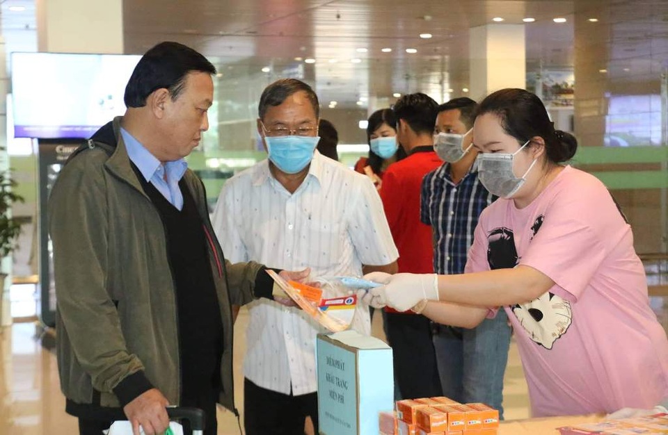 Du khách xuống Sân bay Quốc tế Cần Thơ được nhận khẩu trang - 3 Du khách xuống Sân bay Quốc tế Cần Thơ được nhận khẩu trang - 3