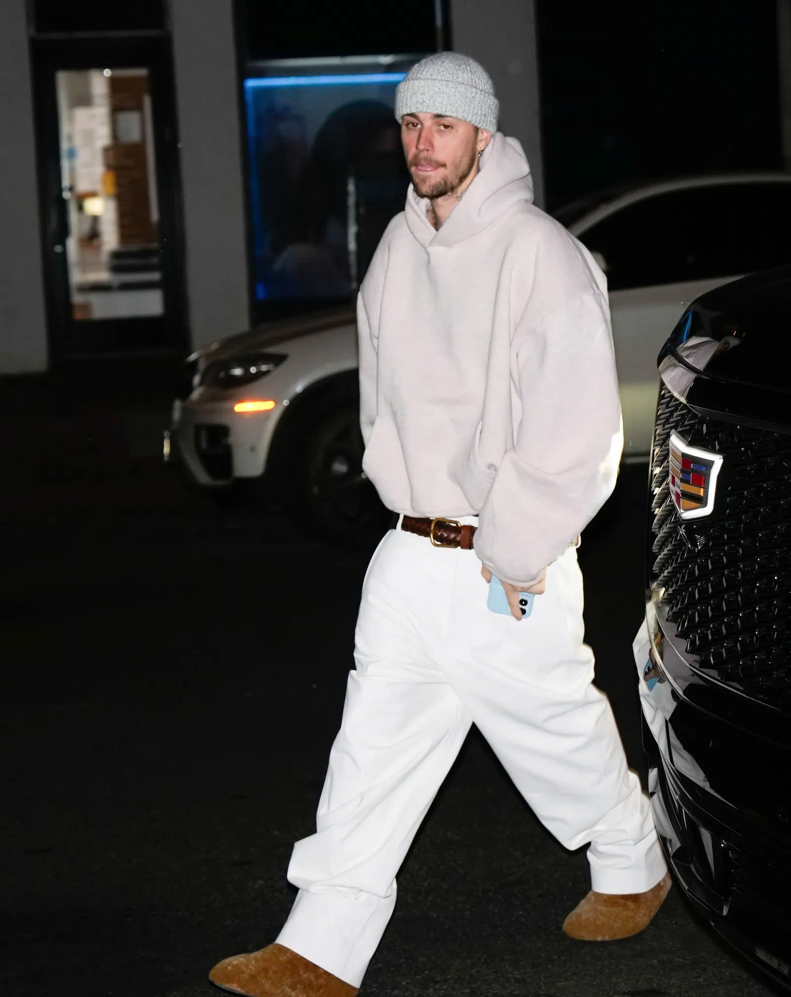 Dù đã làm bố, Justin Bieber vẫn mặc quần tụt, áo choàng tắm ra đường - 9 Dù đã làm bố, Justin Bieber vẫn mặc quần tụt, áo choàng tắm ra đường - 9