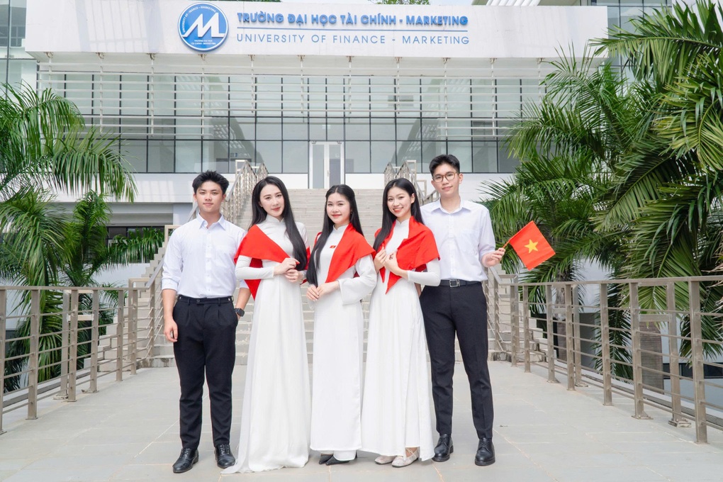 Many universities give each student 100,000 VND on the occasion of National Day September 2 - 1 Hàng loạt trường đại học tặng mỗi sinh viên 100.000 đồng dịp Quốc khánh 2/9 - 1