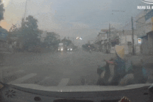 Sang đường bất cẩn, người đi xe đạp điện gây họa cho hai chiếc ô tô