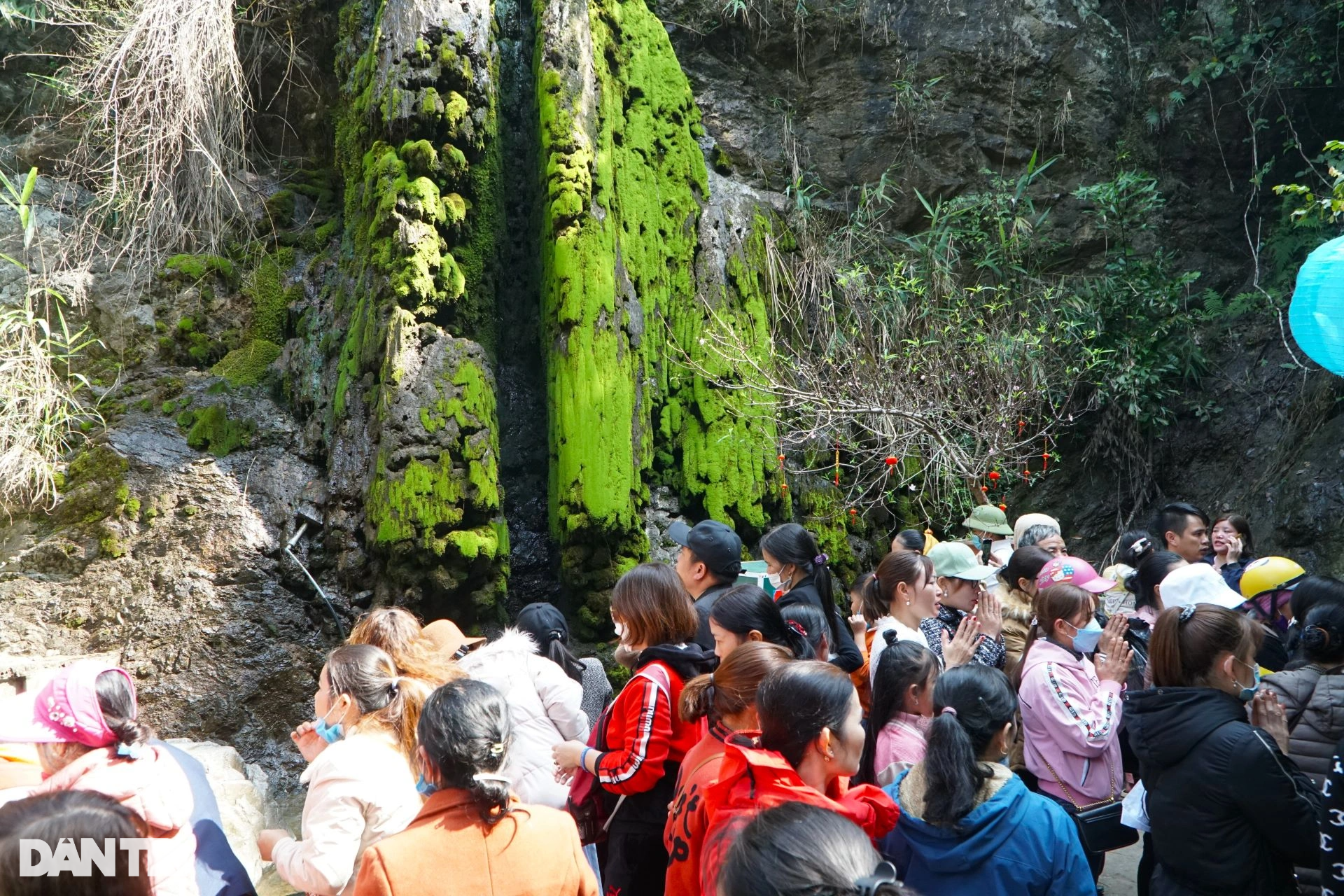 Hàng vạn người chen chân xin nước thánh cầu may đầu năm mới - 12 Hàng vạn người chen chân xin nước thánh cầu may đầu năm mới - 12