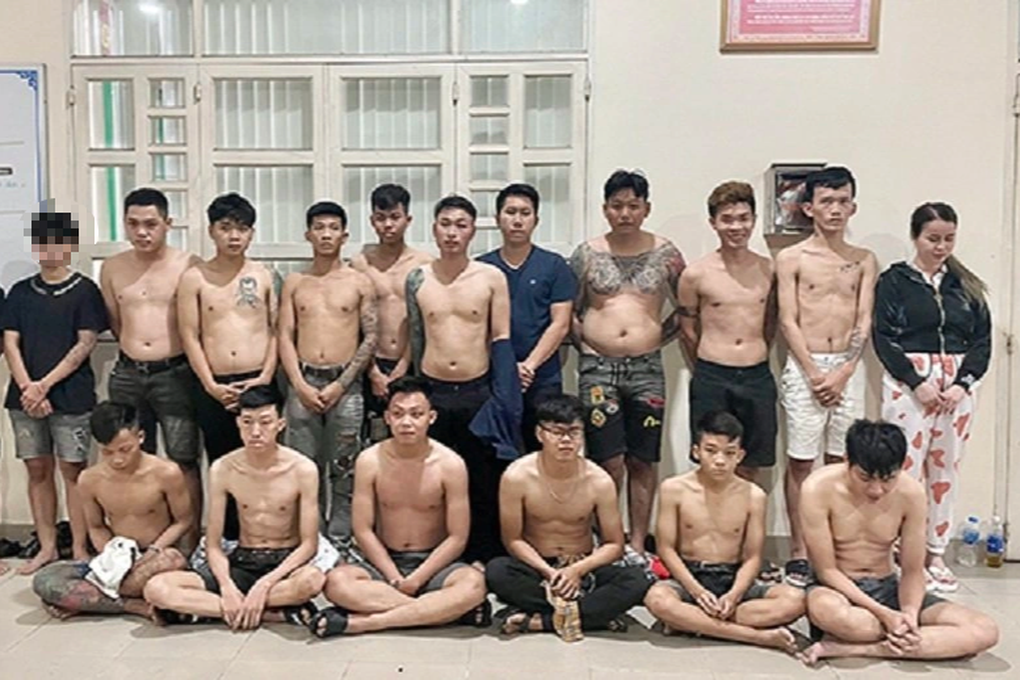 Bắt băng nhóm ép nhiều cô gái vay nợ, bán dâm trong quán karaoke - 1 Bắt băng nhóm ép nhiều cô gái vay nợ, bán dâm trong quán karaoke - 1