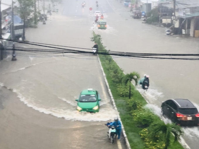 Thừa Thiên Huế: Liên tiếp mua to, lực lượng chức năng khẩn trương giúp dân chạy lũ - Ảnh 8.