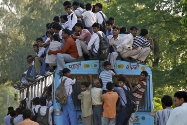 Muôn kiểu chở hàng quá tải ở các nước trên thế giới