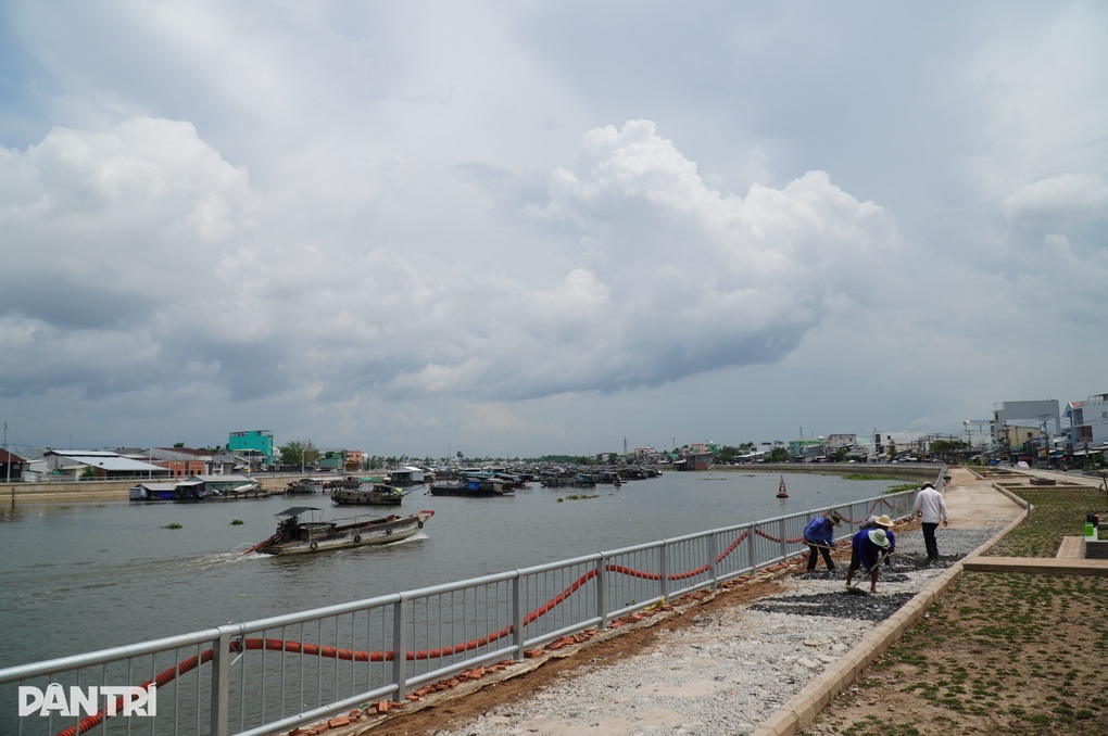 Vì sao dự án kè sông nghìn tỷ ở Cần Thơ chưa làm xong đã phải đào lên? - 5 Vì sao dự án kè sông nghìn tỷ ở Cần Thơ chưa làm xong đã phải đào lên? - 5