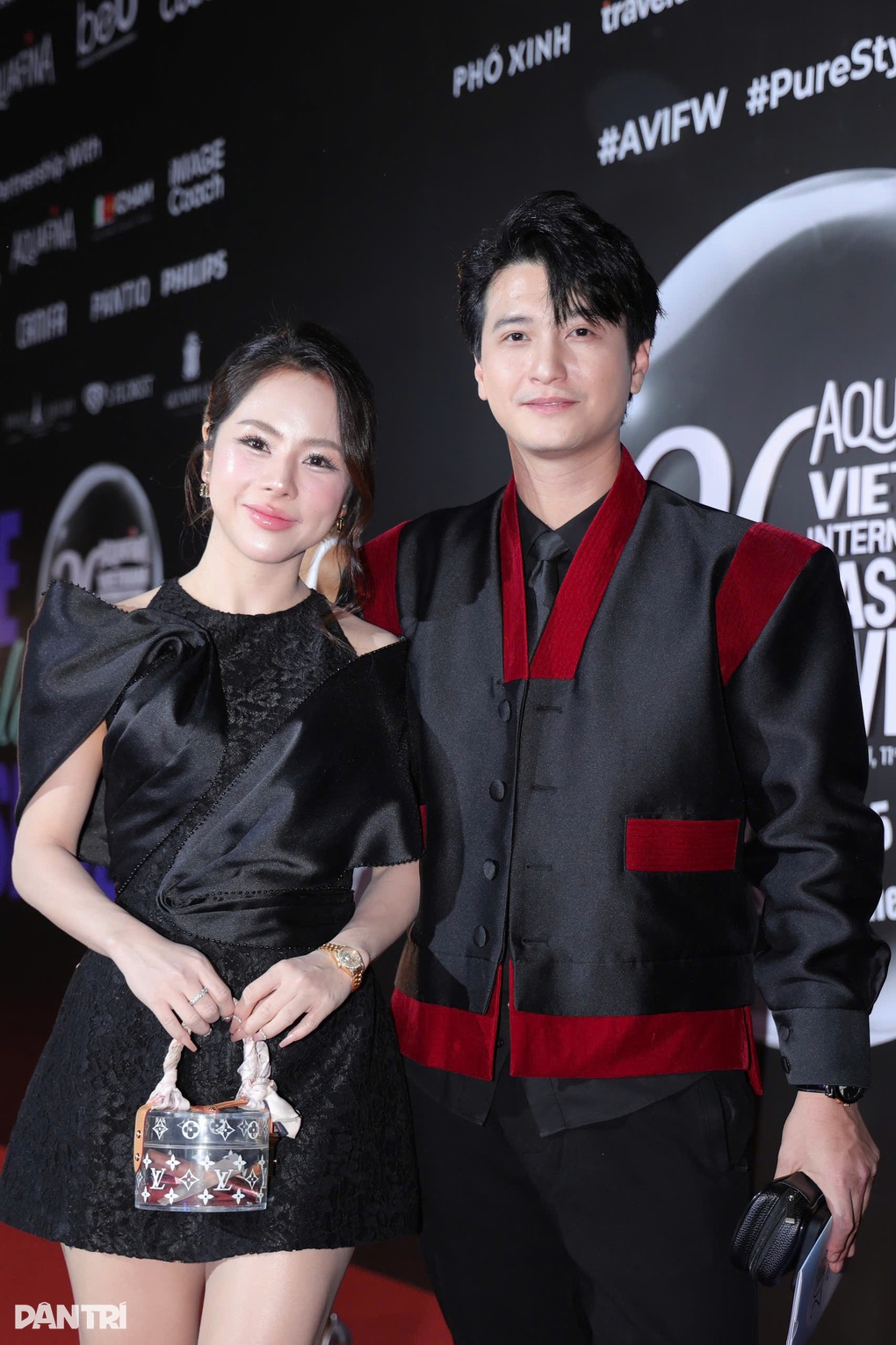 Huỳnh Anh và vợ hơn 6 tuổi mặc đồ đôi, tình tứ trên thảm đỏ ở Hà Nội - 5 Huỳnh Anh và vợ hơn 6 tuổi mặc đồ đôi, tình tứ trên thảm đỏ ở Hà Nội - 5