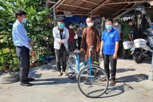 Nam thanh niên đi bộ về quê được người dân giúp đỡ xe đạp, thực phẩm