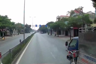 Ôtô con chèn đầu xe công-ten-nơ để vượt - Đừng lấy tai nạn làm kinh nghiệm