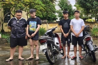 Nhóm thanh, thiếu niên vừa đi xe máy bốc đầu vừa livestream