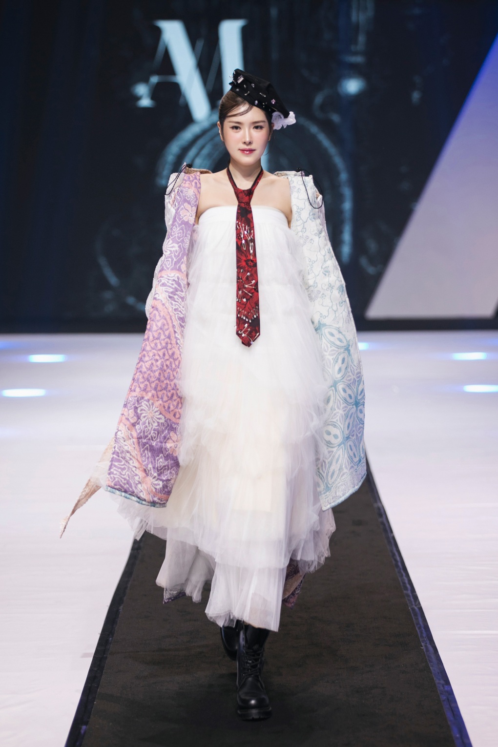 Thanh Hằng bị sốt vẫn catwalk thần thái, Lan Khuê đọ sắc với hoa hậu xứ Hàn - 6 Thanh Hằng bị sốt vẫn catwalk thần thái, Lan Khuê đọ sắc với hoa hậu xứ Hàn - 6
