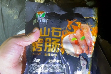 Phát hiện xe khách vận chuyển hơn 600 túi lạp xưởng không rõ nguồn gốc