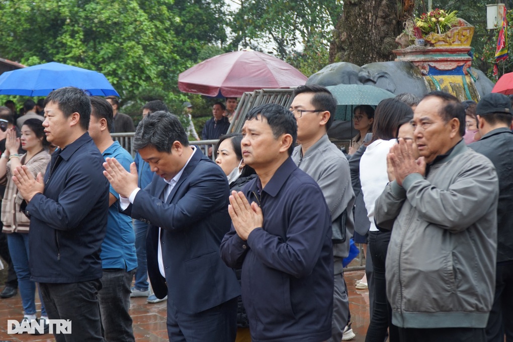 Người dân đội mưa sắp lễ, dâng hương trước giờ khai ấn đền Trần - 3 Người dân đội mưa sắp lễ, dâng hương trước giờ khai ấn đền Trần - 3