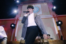 Erik "cháy" hết mình cùng hàng trăm khán giả