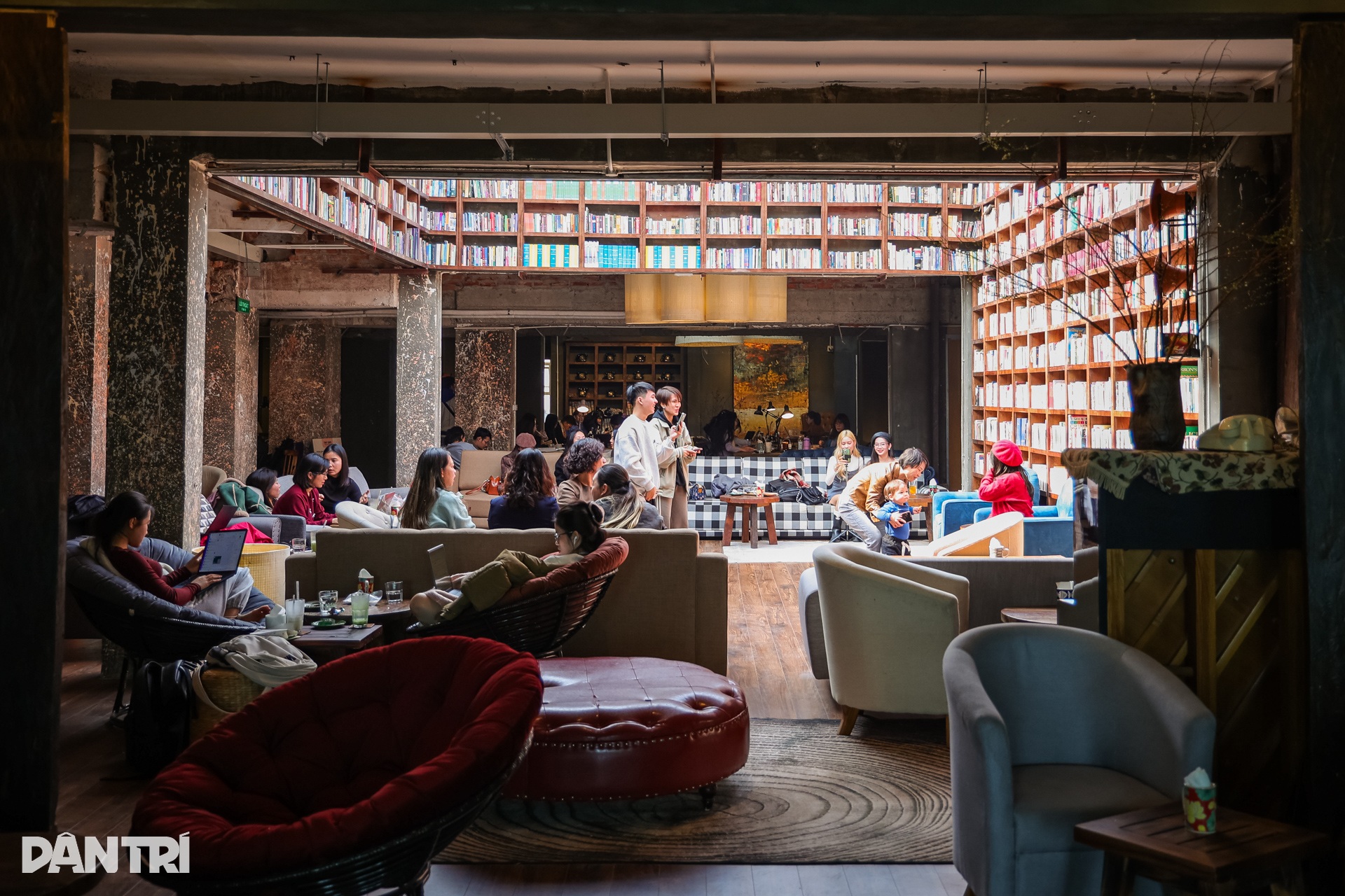 View - Hà Nội: Quán cà phê rộng 1.600m2 với 3 tấn sách đặt trên chiếc kệ khổng lồ | Báo Dân trí