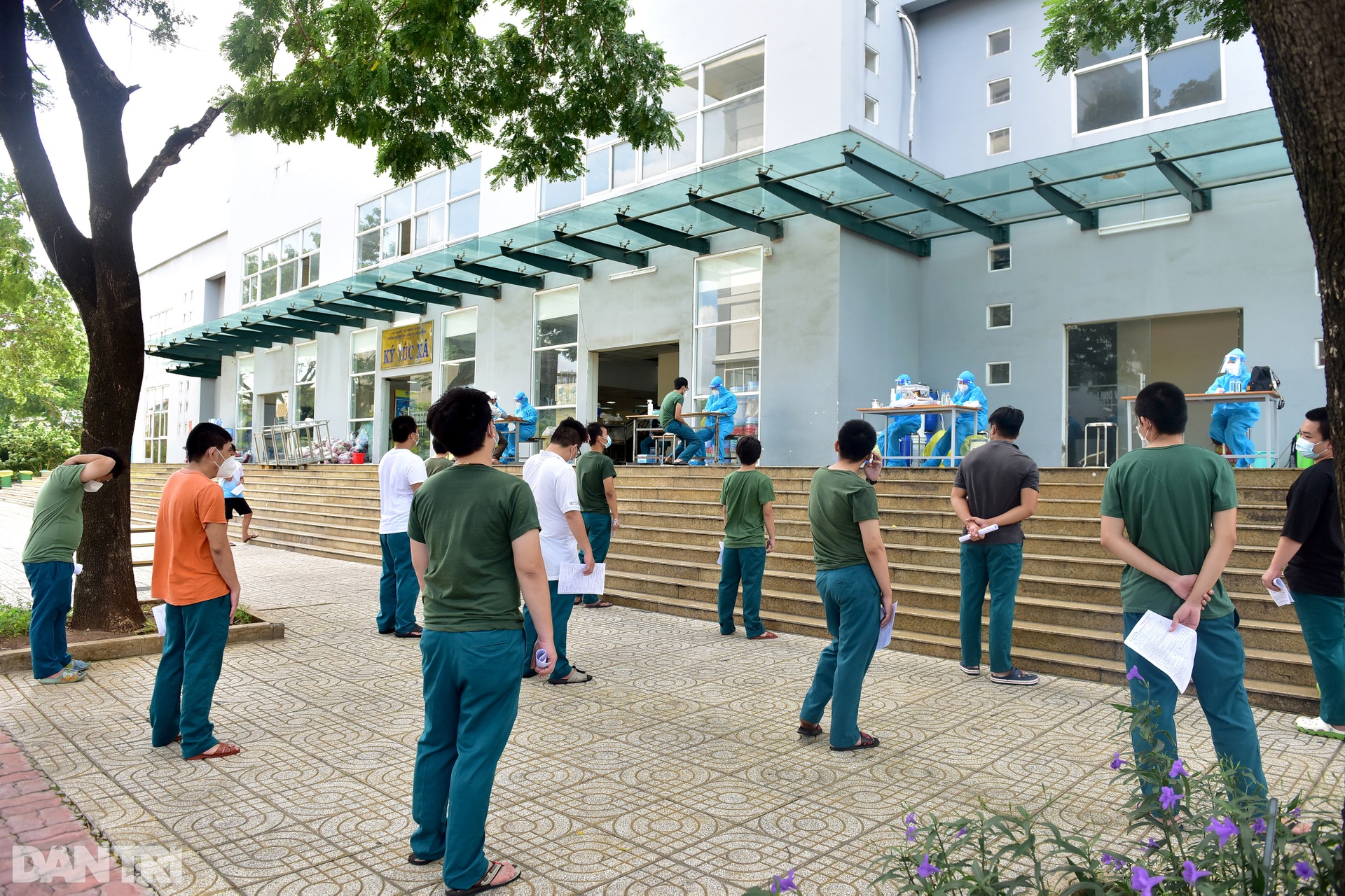 Theo chân xe lưu động tiêm vắc xin ở các khu dân cư, điểm cách ly tại TPHCM - 8