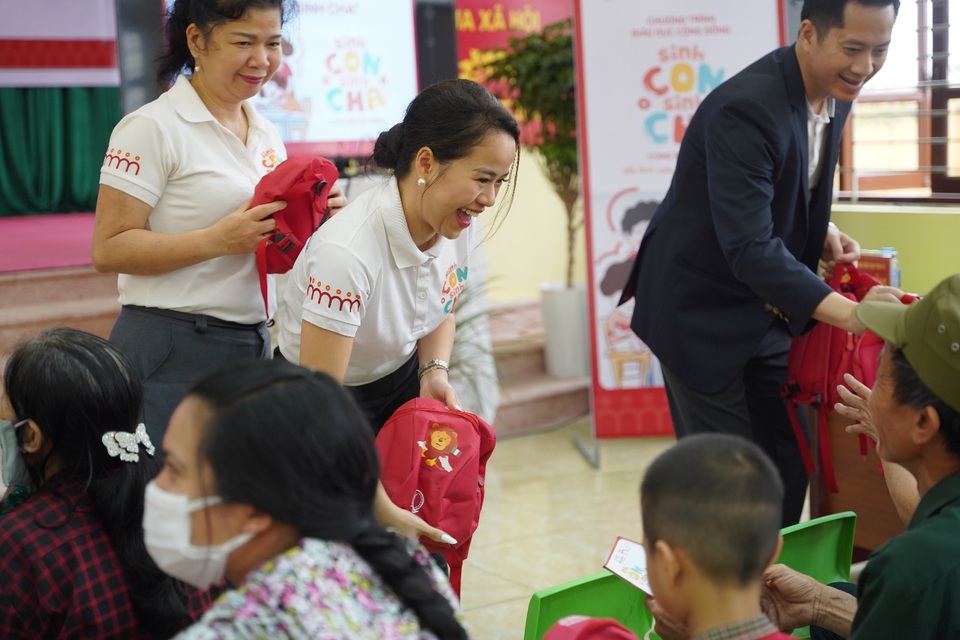 Hàng trăm phụ huynh hào hứng tham gia chương trình Sinh Con, Sinh Cha ở Bắc Ninh - 4 Hàng trăm phụ huynh hào hứng tham gia chương trình Sinh Con, Sinh Cha ở Bắc Ninh - 4