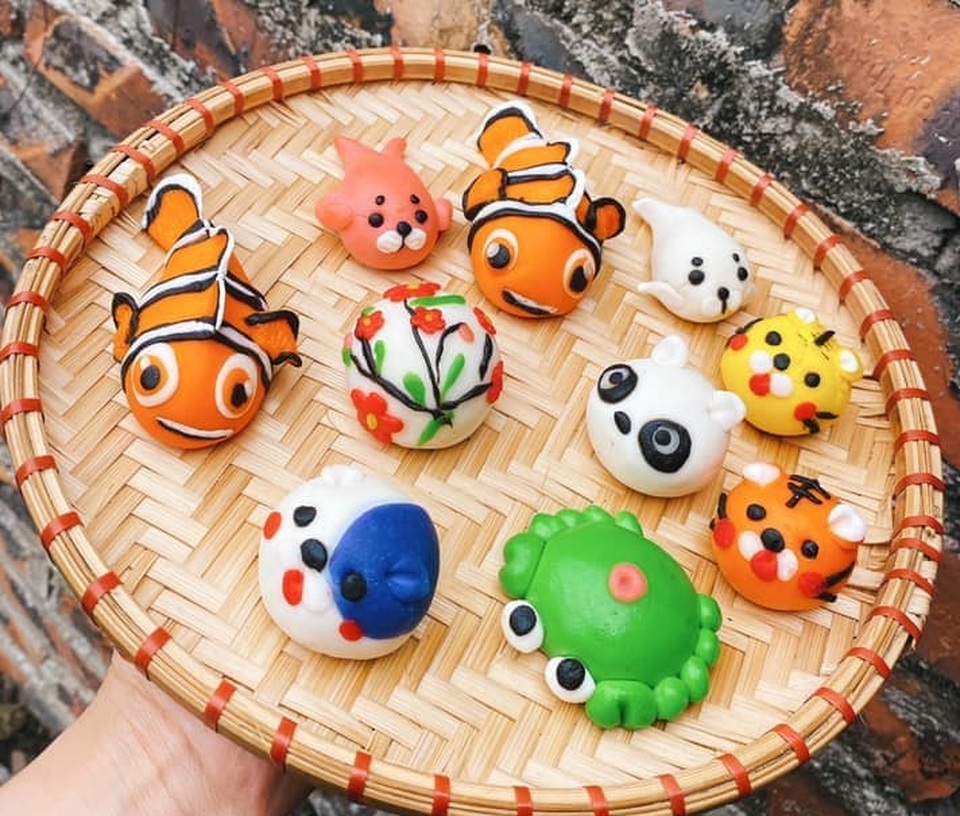 Khách xếp hàng dài, chờ mua bánh trôi hình cá chép - 5 Khách xếp hàng dài, chờ mua bánh trôi hình cá chép - 5