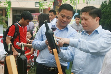 Kỷ lục đấu giá: 35 triệu đồng hai chai Vang Đà Lạt in ảnh Hạ Long xưa