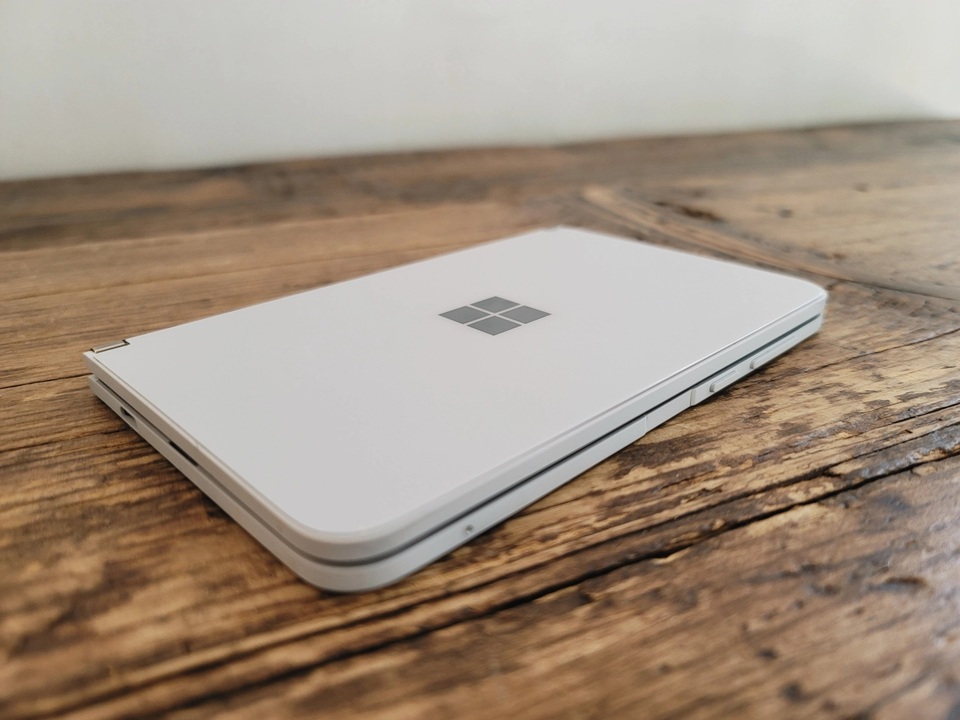 Chùm ảnh thực tế chiếc smartphone 2 màn hình Surface Duo của Microsoft - 13 Chùm ảnh thực tế chiếc smartphone 2 màn hình Surface Duo của Microsoft - 13