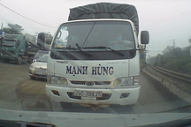 Ngang ngược dừng xe trái làn đường, còn thi gan với xe đi đúng chiều