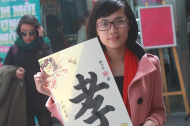 Rằm tháng Giêng, bạn trẻ vẫn hào hứng xin chữ đầu Xuân