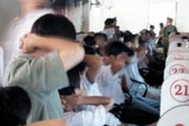 Vợ truyền bá phim sex, chồng bị cách chức