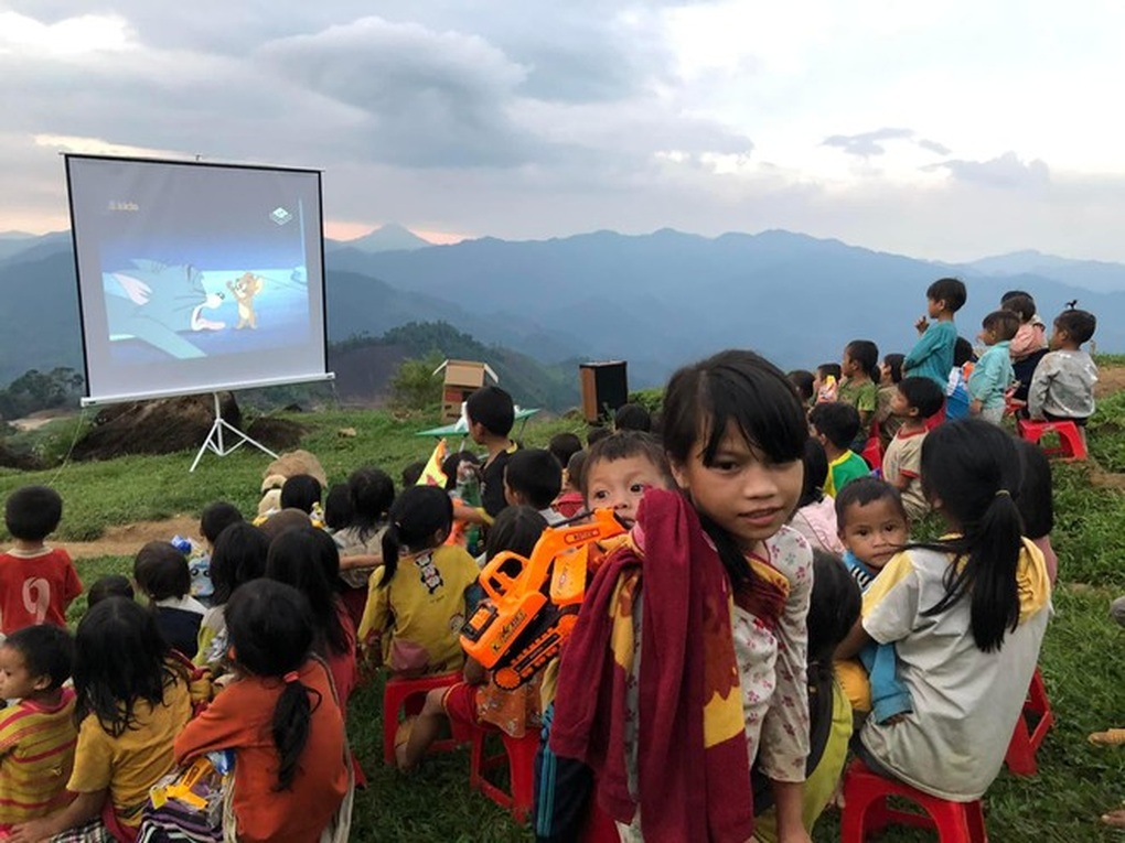 Những người 12 năm cõng điện, mang rạp chiếu phim đến với trẻ vùng cao - 2 Những người 12 năm cõng điện, mang rạp chiếu phim đến với trẻ vùng cao - 2