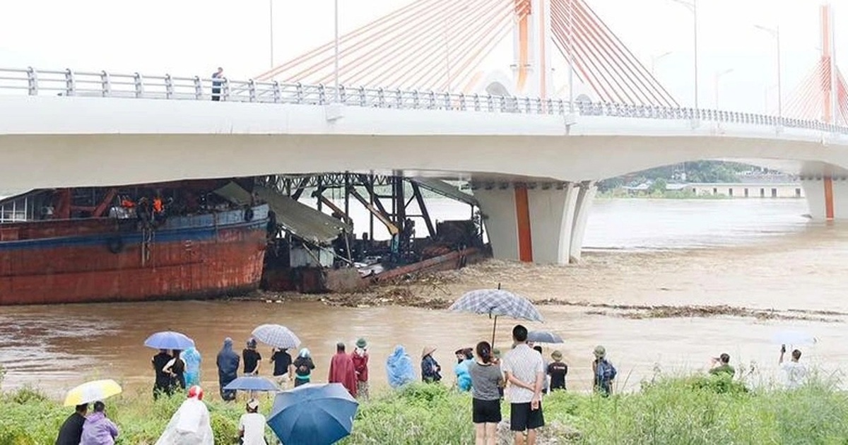 Tai nạn thảm khốc: Sà lan đâm vào cầu Vĩnh Phú, cấm toàn bộ phương tiện