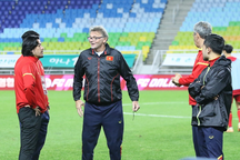 Quế Ngọc Hải báo tin không vui đến HLV Troussier trước trận gặp Hàn Quốc