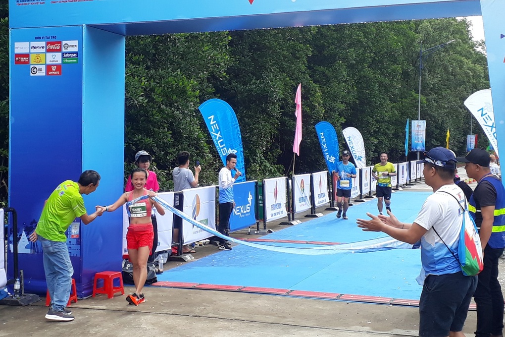 Gần 2.500 vận động viên chạy marathon xuyên rừng Đất Mũi - Cà Mau - 3 Gần 2.500 vận động viên chạy marathon xuyên rừng Đất Mũi - Cà Mau - 3