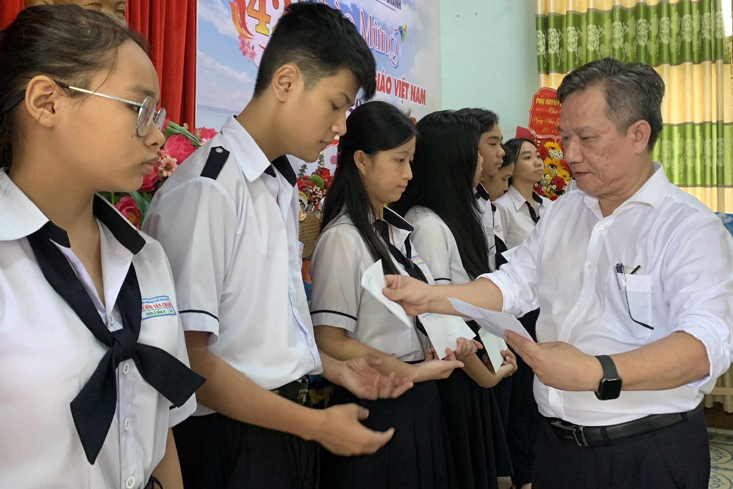 Lehrer tun am 20. November seltsame Dinge, die viele Schüler emotional berühren - 1 Thầy cô làm chuyện lạ dịp 20/11 khiến nhiều học sinh xúc động - 1