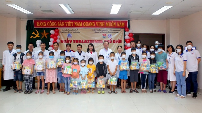 Thăm hỏi, tặng quà cho các bệnh nhân Thalassemia đang điều trị tại Bệnh viện Trung ương Huế