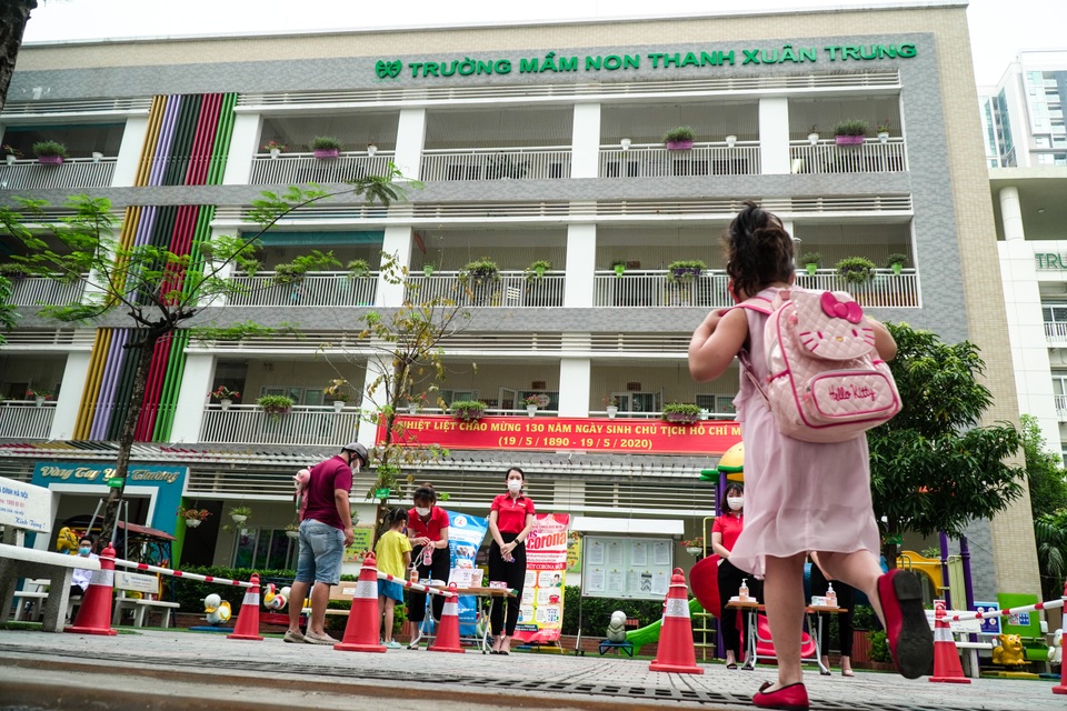 Ngày đầu đi học trở lại: Phụ huynh vui mừng, trẻ phấn khởi - 1 Ngày đầu đi học trở lại: Phụ huynh vui mừng, trẻ phấn khởi - 1