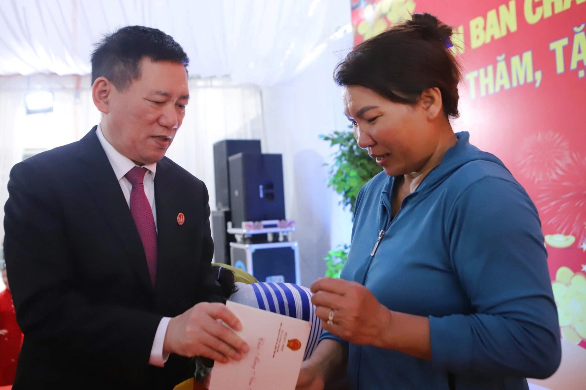កម្មកររំជួលចិត្តរហូតស្រក់ទឹកភ្នែកពេលទទួលអំណោយបុណ្យតេតពីឧបនាយករដ្ឋមន្ត្រី - ១ Công nhân xúc động khi nhận quà Tết từ Phó Thủ tướng - 1