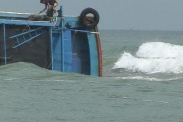 Tàu Trung Quốc tông chìm tàu cá Quảng Ngãi ở Hoàng Sa