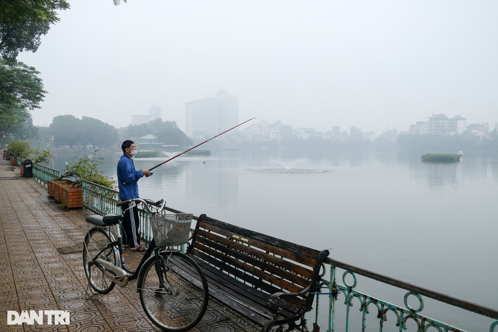 Mưa rét, sương mù bao phủ dày đặc Hà Nội ngày cuối tuần - 7 Mưa rét, sương mù bao phủ dày đặc Hà Nội ngày cuối tuần - 7
